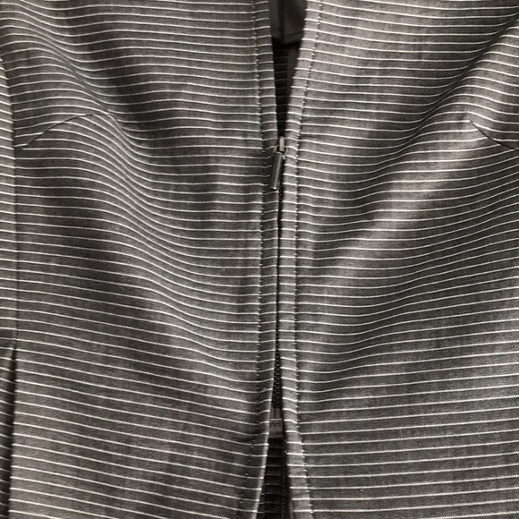 Arkis Punto Gray and White Striped Blazer Size 4 - Picture 3 of 4
